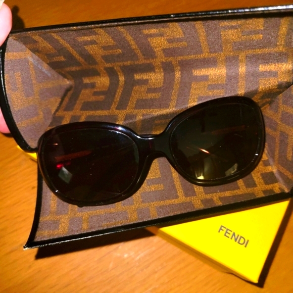 β€οΈβπ₯FENDI Sunglasses case and box - Picture 1 of 13